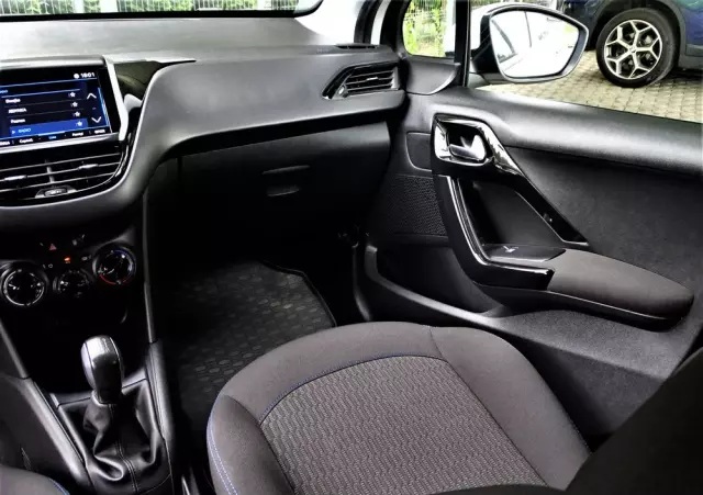 PEUGEOT 208 PureTech 82 Stop & Start Signature