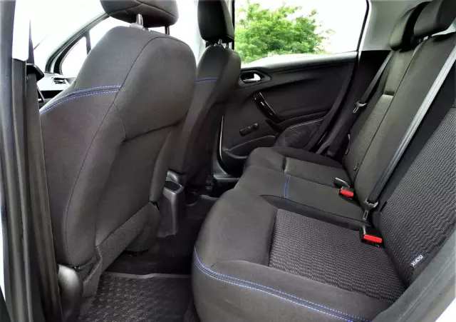 PEUGEOT 208 PureTech 82 Stop & Start Signature