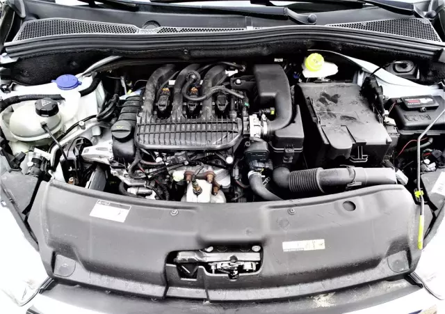 PEUGEOT 208 PureTech 82 Stop & Start Signature