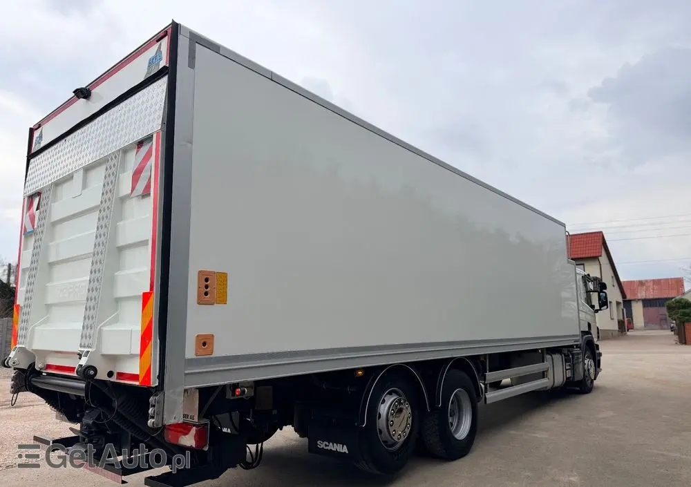 SCANIA Scania P 450 / CHŁODNIA + WINDA / 23 PALETY / EURO6 / OŚ SKRĘTNA / CARRIER/ ASO 
