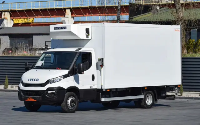 IVECO DAILY 70C18 / 3.0 - 180 KM / AUTOMAT HI-MATIC / 3 OSOBY / CHŁODNIA - MROŹNIA 4,55 M / AGREGAD FRIGOBLOCK / WINDA SORENSEN / KLIMA / TEMPOMAT / KAMERA COFANIA / REGULOWANE ZAWIESZENIE / SERWISOWANY / SPROWADZONY Z NIEMIEC 