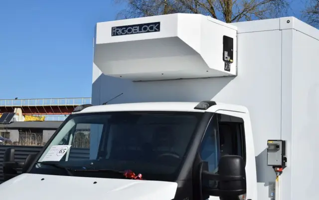 IVECO DAILY 70C18 / 3.0 - 180 KM / AUTOMAT HI-MATIC / 3 OSOBY / CHŁODNIA - MROŹNIA 4,55 M / AGREGAD FRIGOBLOCK / WINDA SORENSEN / KLIMA / TEMPOMAT / KAMERA COFANIA / REGULOWANE ZAWIESZENIE / SERWISOWANY / SPROWADZONY Z NIEMIEC 