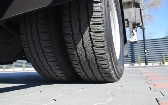 IVECO DAILY 70C18 / 3.0 - 180 KM / AUTOMAT HI-MATIC / 3 OSOBY / CHŁODNIA - MROŹNIA 4,55 M / AGREGAD FRIGOBLOCK / WINDA SORENSEN / KLIMA / TEMPOMAT / KAMERA COFANIA / REGULOWANE ZAWIESZENIE / SERWISOWANY / SPROWADZONY Z NIEMIEC 