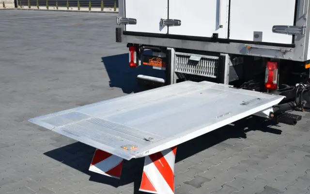 IVECO DAILY 70C18 / 3.0 - 180 KM / AUTOMAT HI-MATIC / 3 OSOBY / CHŁODNIA - MROŹNIA 4,55 M / AGREGAD FRIGOBLOCK / WINDA SORENSEN / KLIMA / TEMPOMAT / KAMERA COFANIA / REGULOWANE ZAWIESZENIE / SERWISOWANY / SPROWADZONY Z NIEMIEC 