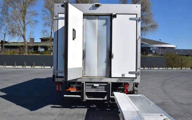 IVECO DAILY 70C18 / 3.0 - 180 KM / AUTOMAT HI-MATIC / 3 OSOBY / CHŁODNIA - MROŹNIA 4,55 M / AGREGAD FRIGOBLOCK / WINDA SORENSEN / KLIMA / TEMPOMAT / KAMERA COFANIA / REGULOWANE ZAWIESZENIE / SERWISOWANY / SPROWADZONY Z NIEMIEC 