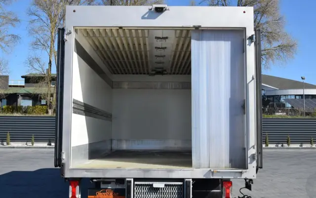 IVECO DAILY 70C18 / 3.0 - 180 KM / AUTOMAT HI-MATIC / 3 OSOBY / CHŁODNIA - MROŹNIA 4,55 M / AGREGAD FRIGOBLOCK / WINDA SORENSEN / KLIMA / TEMPOMAT / KAMERA COFANIA / REGULOWANE ZAWIESZENIE / SERWISOWANY / SPROWADZONY Z NIEMIEC 