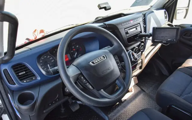 IVECO DAILY 70C18 / 3.0 - 180 KM / AUTOMAT HI-MATIC / 3 OSOBY / CHŁODNIA - MROŹNIA 4,55 M / AGREGAD FRIGOBLOCK / WINDA SORENSEN / KLIMA / TEMPOMAT / KAMERA COFANIA / REGULOWANE ZAWIESZENIE / SERWISOWANY / SPROWADZONY Z NIEMIEC 