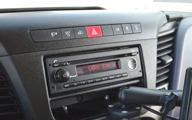 IVECO DAILY 70C18 / 3.0 - 180 KM / AUTOMAT HI-MATIC / 3 OSOBY / CHŁODNIA - MROŹNIA 4,55 M / AGREGAD FRIGOBLOCK / WINDA SORENSEN / KLIMA / TEMPOMAT / KAMERA COFANIA / REGULOWANE ZAWIESZENIE / SERWISOWANY / SPROWADZONY Z NIEMIEC 