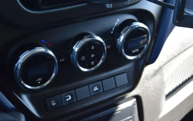 IVECO DAILY 70C18 / 3.0 - 180 KM / AUTOMAT HI-MATIC / 3 OSOBY / CHŁODNIA - MROŹNIA 4,55 M / AGREGAD FRIGOBLOCK / WINDA SORENSEN / KLIMA / TEMPOMAT / KAMERA COFANIA / REGULOWANE ZAWIESZENIE / SERWISOWANY / SPROWADZONY Z NIEMIEC 