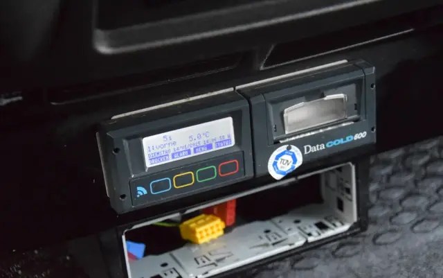 IVECO DAILY 70C18 / 3.0 - 180 KM / AUTOMAT HI-MATIC / 3 OSOBY / CHŁODNIA - MROŹNIA 4,55 M / AGREGAD FRIGOBLOCK / WINDA SORENSEN / KLIMA / TEMPOMAT / KAMERA COFANIA / REGULOWANE ZAWIESZENIE / SERWISOWANY / SPROWADZONY Z NIEMIEC 