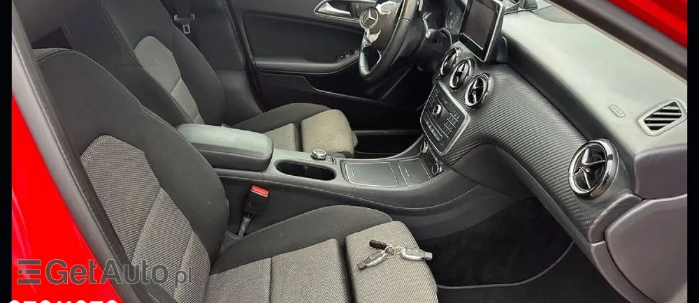 MERCEDES-BENZ GLA 200 7G-DCT Peak Edition