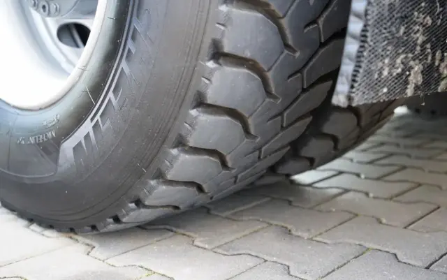 MERCEDES-BENZ ACTROS 2636 / 6x4 / SKRZYNIOWY 7 M + HDS HIAB  -  WYSÓW 12,6 M / MOCNA PODŁOGA / STEROWANIE RADIOWE / ROTATOR / SPROWADZONY 