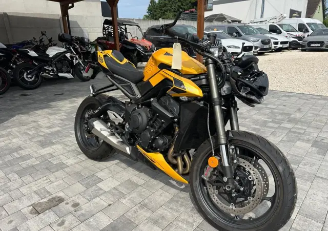 TRIUMPH Street Triple 
