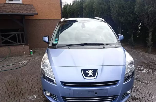PEUGEOT 5008 
