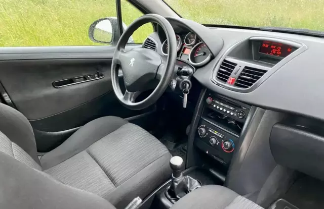 PEUGEOT 207 