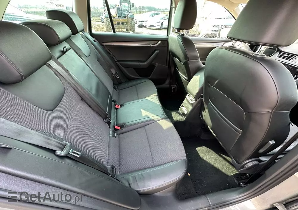 SKODA Octavia Combi 1.6 TDI Premium Edition