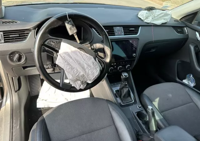 SKODA Octavia Combi 1.6 TDI Premium Edition