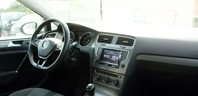VOLKSWAGEN Golf 