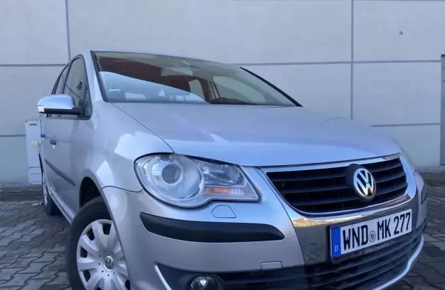 VOLKSWAGEN Touran 