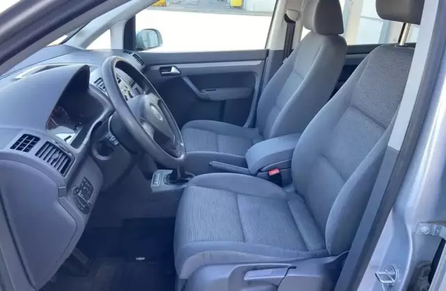 VOLKSWAGEN Touran 