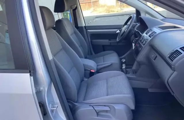 VOLKSWAGEN Touran 