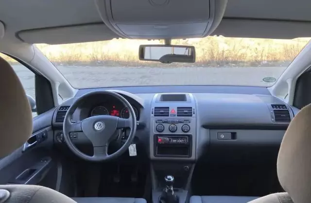 VOLKSWAGEN Touran 