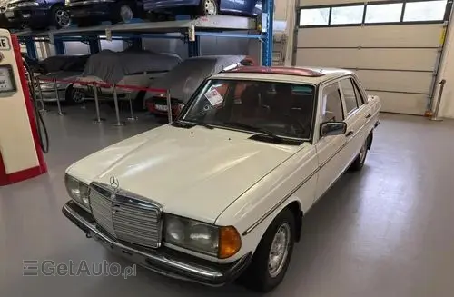 MERCEDES-BENZ W123 