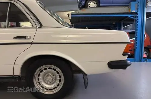 MERCEDES-BENZ W123 