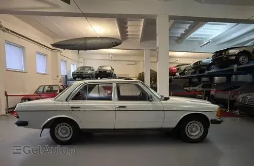 MERCEDES-BENZ W123 