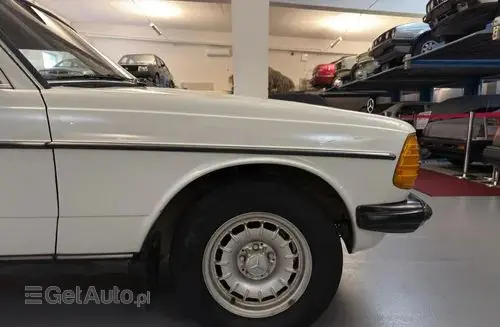 MERCEDES-BENZ W123 
