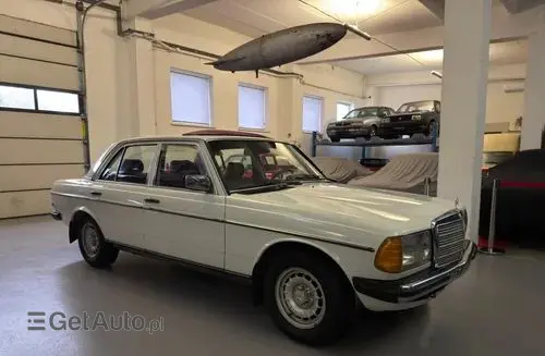 MERCEDES-BENZ W123 