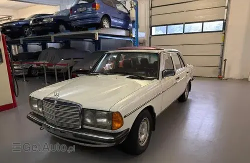 MERCEDES-BENZ W123 