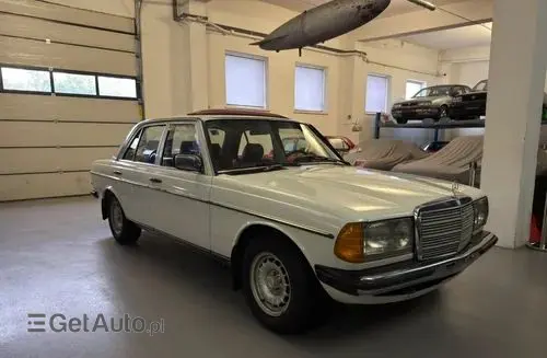 MERCEDES-BENZ W123 