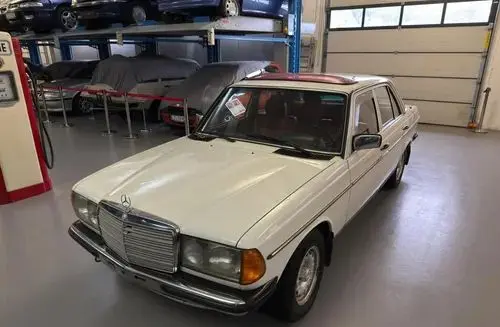 MERCEDES-BENZ W123 