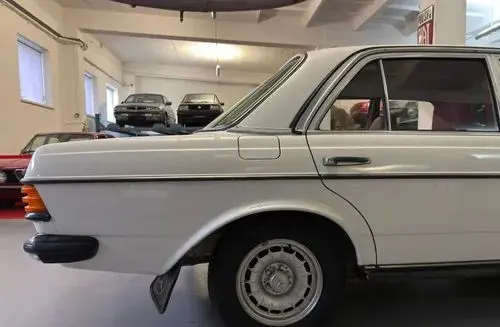 MERCEDES-BENZ W123 