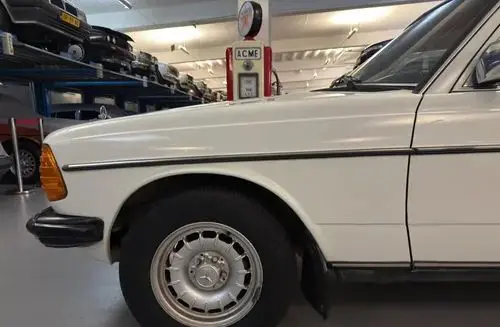 MERCEDES-BENZ W123 