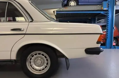MERCEDES-BENZ W123 