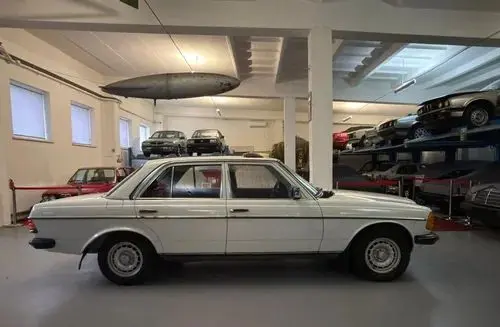 MERCEDES-BENZ W123 