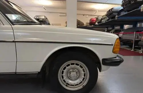 MERCEDES-BENZ W123 