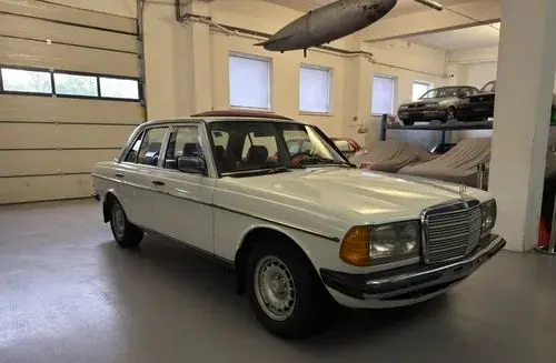 MERCEDES-BENZ W123 