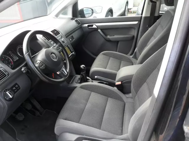 VOLKSWAGEN Touran 