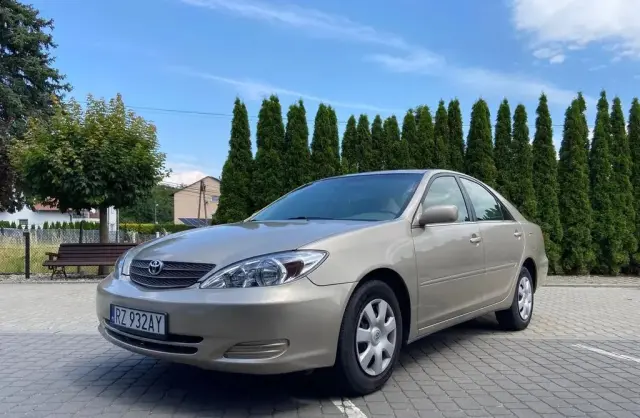 TOYOTA Camry 