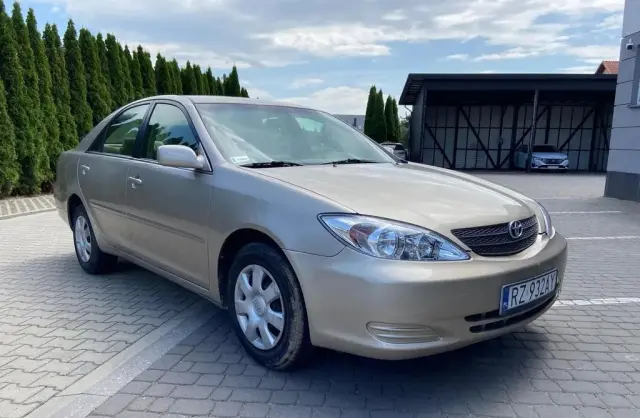 TOYOTA Camry 