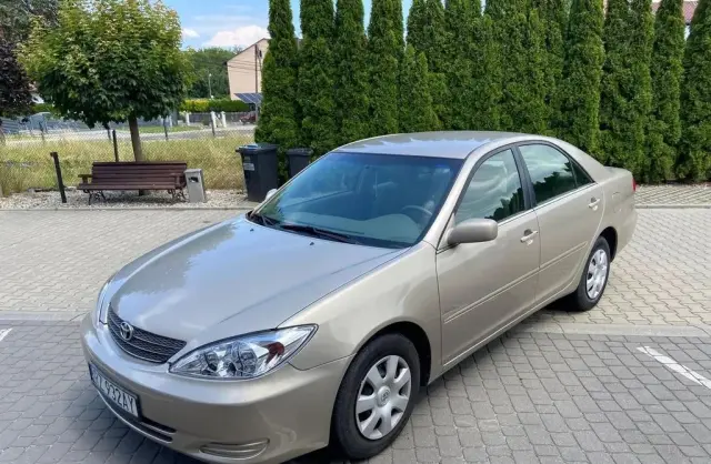 TOYOTA Camry 