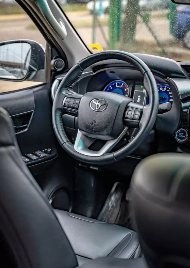 TOYOTA Hilux 