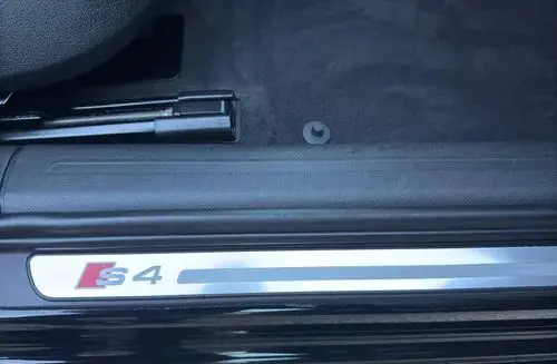 AUDI S4 