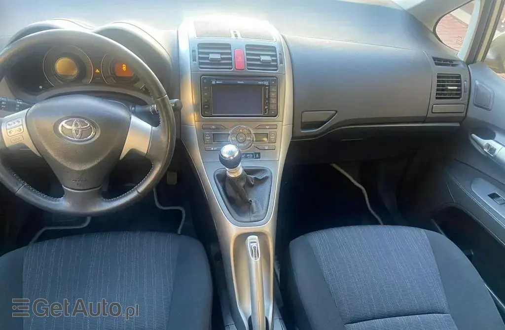 TOYOTA Auris 