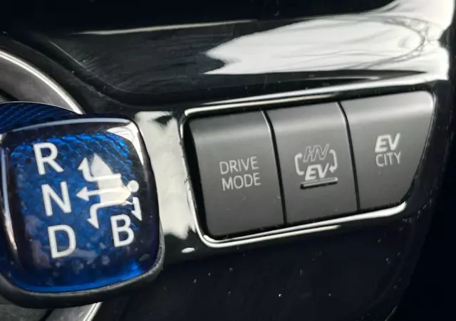 TOYOTA Prius Plug-in 1.8 Hybrid Prestige