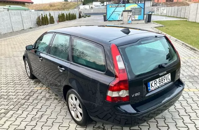 VOLVO V50 