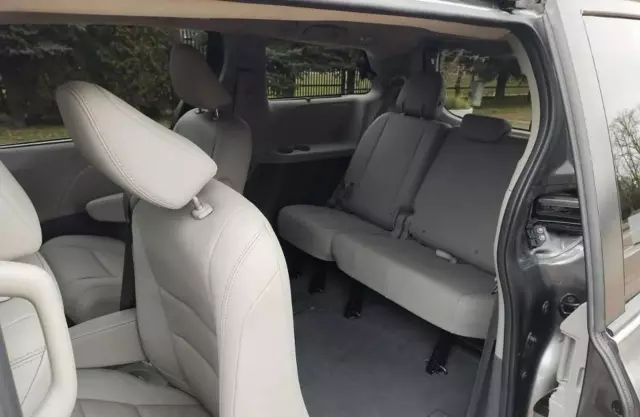 TOYOTA Sienna 
